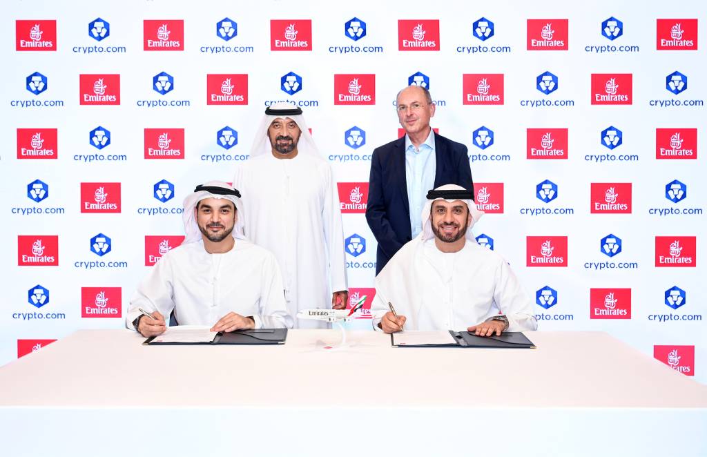 El MoU fue firmado en presencia de Su Alteza el Jeque Ahmed bin Saeed Al Maktoum, Presidente y Consejero Delegado de Emirates Airline & Group y Michael Doersam, Director Financiero y de Servicios del Grupo de Emirates, por Adnan Kazim, Vicepresidente y Director Comercial de Emirates, y Mohammed Al Hakim, Presidente de las operaciones de Crypto.com en EAU. ©Emirates