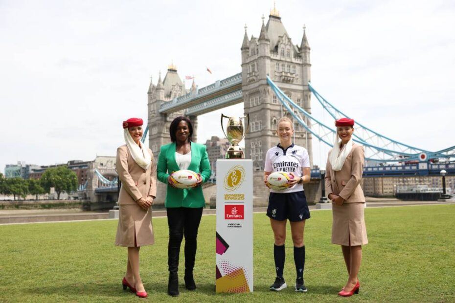 La árbitro de rugby Hollie Davidson (derecha) y la ex jugadora de rugby Maggie Alphonsi (izquierda), fotografiadas con la tripulación de cabina de Emirates en Londres con motivo de la firma de Emirates como patrocinador oficial de la Copa del Mundo de Rugby Femenino 2025. © Emirates