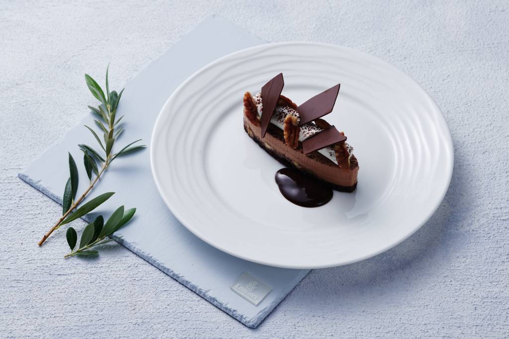 Tarta vegana de chocolate con nueces de Emiratos Árabes Unidos - Primera clase ©Emirates