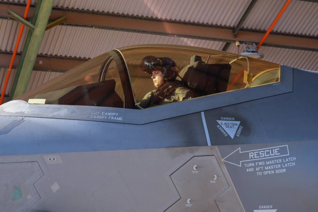 El mayor de la Fuerza Aérea de EE.UU. Colby «Burn» Kluesner, piloto evaluador del F-35A Lightning II del Ala de Caza 388, se prepara para rodar en un F-35A de la Real Fuerza Aérea de Australia durante Talisman Sabre 25 en el Territorio del Norte, Australia, el 16 de julio de 2025. Talisman Sabre es el mayor ejercicio militar bilateral entre Australia y los Estados Unidos, que promueve un Indo-Pacífico seguro mediante el fortalecimiento de las relaciones y la interoperabilidad entre los principales aliados y socios, al tiempo que mejora nuestras capacidades colectivas para responder a una amplia gama de posibles problemas de seguridad. (Foto de la Fuerza Aérea de EE.UU. por el aviador de primera clase Joseph Maye)