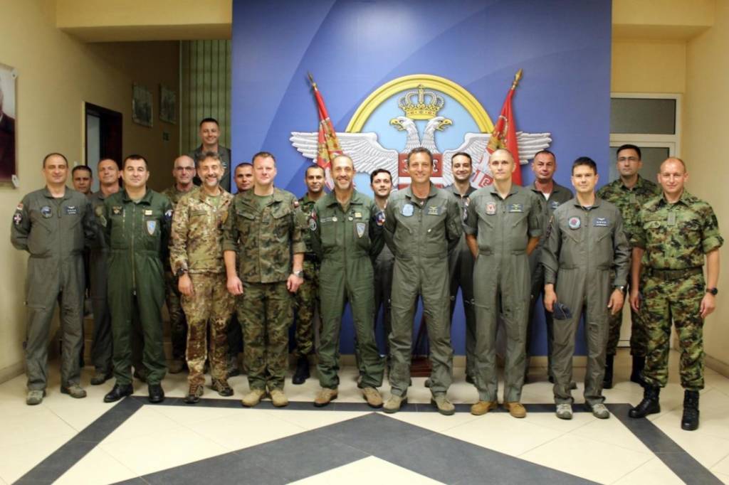 La visita refleja el compromiso permanente de la OTAN con la defensa colectiva y la estabilidad, haciendo hincapié en la cooperación multinacional y el adiestramiento realista para disuadir las agresiones. Foto cortesía del Equipo Móvil de Adiestramiento del AIRCOM.