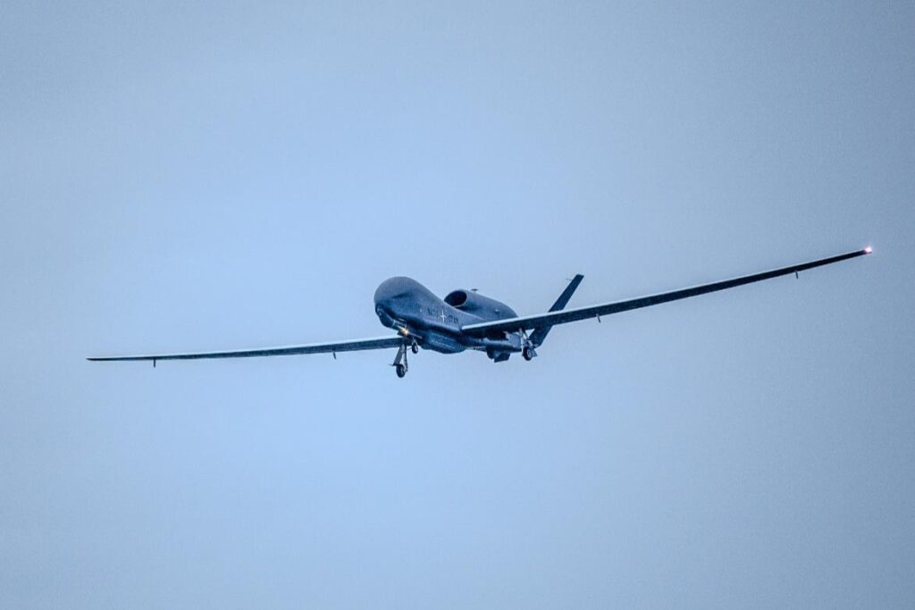 Un RQ-4D Phoenix de la OTAN en vuelo durante una misión lanzada desde la Base Aérea de Pirkkala, Finlandia - ampliando la cobertura de vigilancia en la brecha estratégicamente vital GIUK. Imagen: OTAN