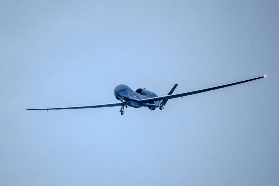 Un RQ-4D Phoenix de la OTAN en vuelo durante una misión lanzada desde la Base Aérea de Pirkkala, Finlandia - ampliando la cobertura de vigilancia en la brecha estratégicamente vital GIUK. Imagen: OTAN