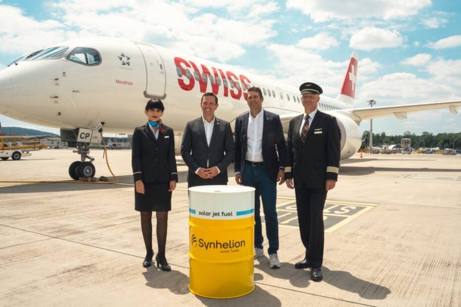 Jens Fehlinger, director ejecutivo de SWISS, y Philipp Furler, codirector ejecutivo y cofundador de Synhelion, celebran la entrega del primer combustible solar para aviones con la tripulación de cabina. Fuente: Synhelion.