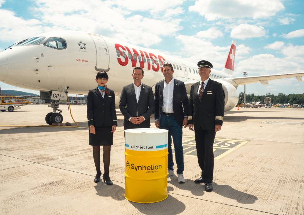 Jens Fehlinger, director ejecutivo de SWISS, y Philipp Furler, codirector ejecutivo y cofundador de Synhelion, celebran la entrega del primer combustible solar para aviones con la tripulación de cabina. Fuente: Synhelion.
