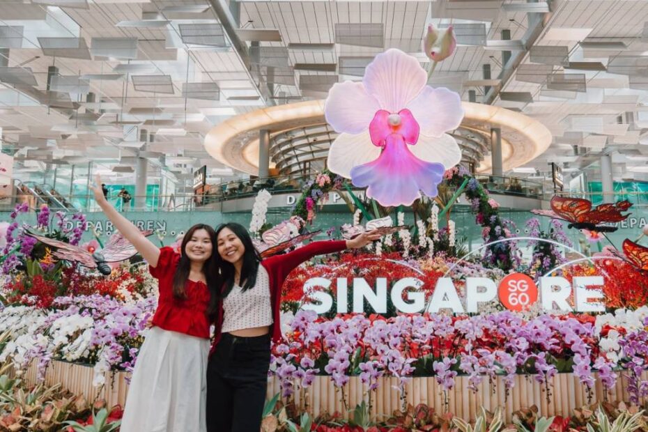 El jardín de 270 m2 del vestíbulo de salidas de la Terminal 3 rinde homenaje a la flor nacional de Singapur, la Vanda Miss Joaquim, a través de una impresionante pieza central de siete metros. ©Grupo Aeroportuario Changi