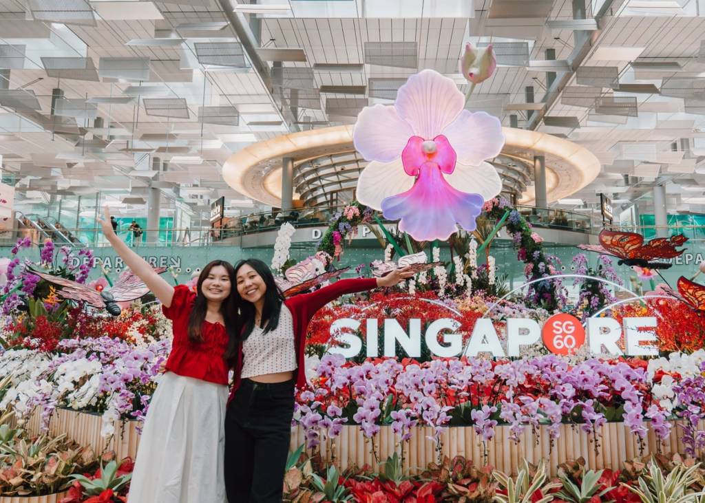 El jardín de 270 m2 del vestíbulo de salidas de la Terminal 3 rinde homenaje a la flor nacional de Singapur, la Vanda Miss Joaquim, a través de una impresionante pieza central de siete metros. ©Grupo Aeroportuario Changi