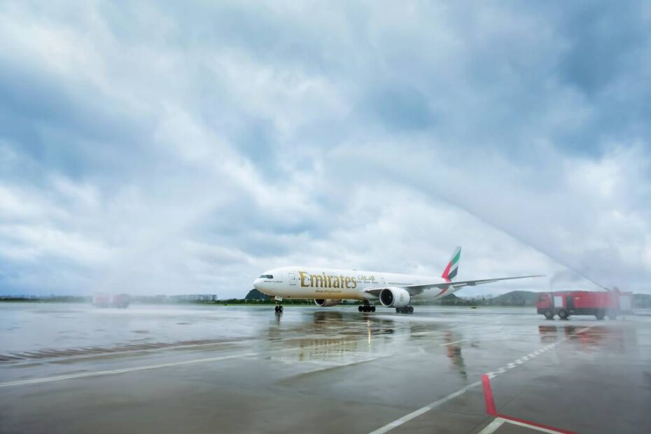El vuelo EK310 aterrizó en el aeropuerto internacional de Hangzhou Xiaoshan el 30 de julio con una salva ceremonial de cañones de agua. ©Emirates