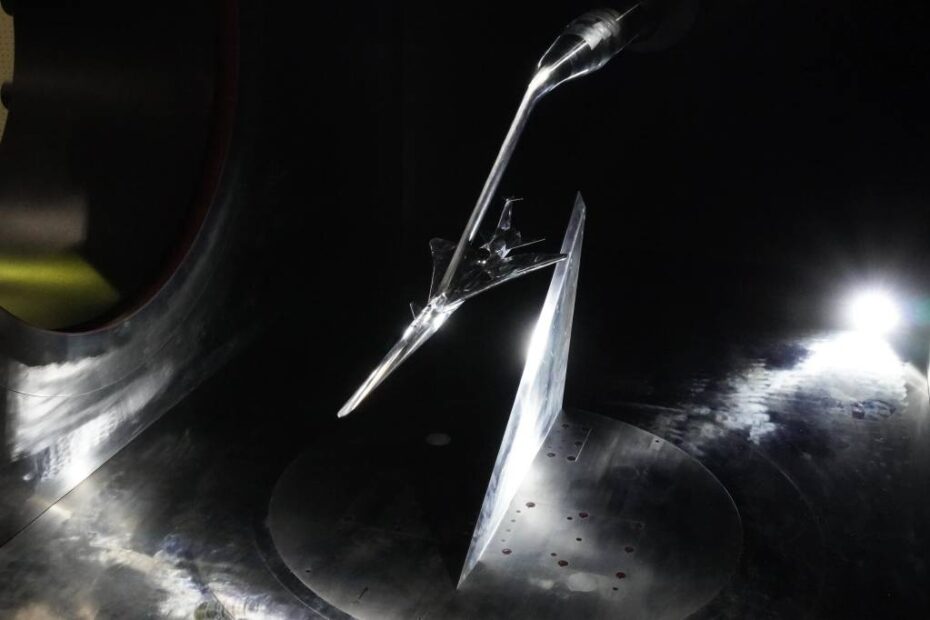 Aquí se ve el modelo a escala del X-59 dentro del túnel de viento supersónico de JAXA durante las pruebas críticas relacionadas con las predicciones de sonido. © JAXA