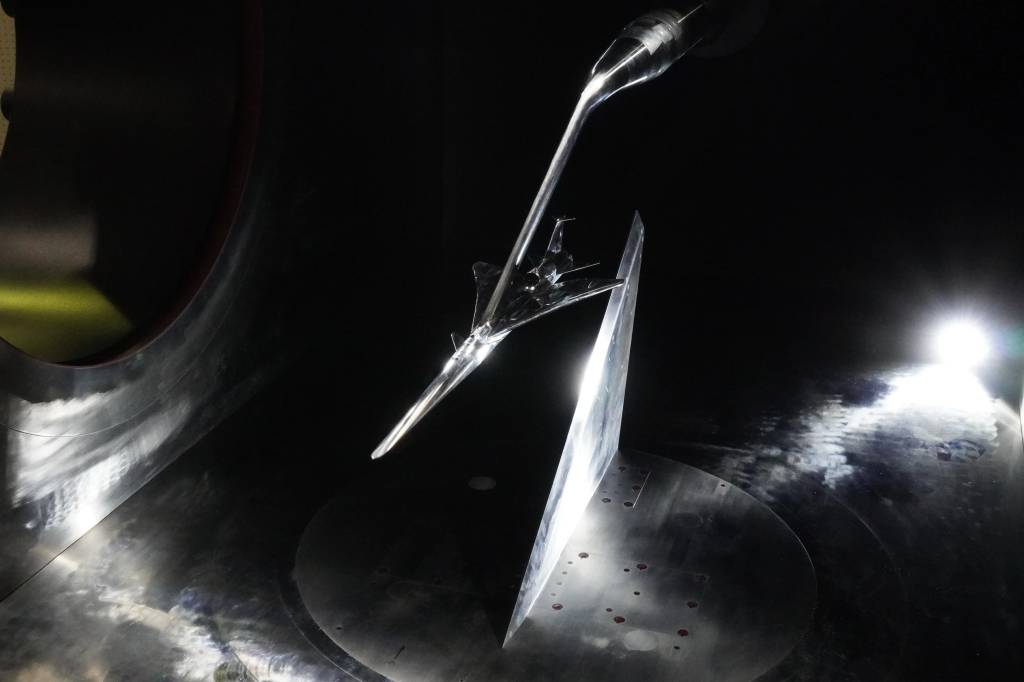 Aquí se ve el modelo a escala del X-59 dentro del túnel de viento supersónico de JAXA durante las pruebas críticas relacionadas con las predicciones de sonido. © JAXA