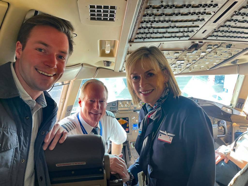 Drew, Tony y Susan en un vuelo. Imagen: American Airlines