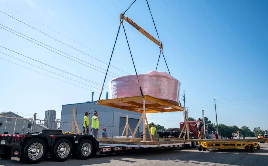 El adaptador de la etapa Orión viaja en semirremolque hacia el Centro Espacial Kennedy de la NASA en Florida para su apilamiento. Construido en aluminio ligero en Marshall, el adaptador de etapa Orion, con forma de anillo, conecta la etapa de propulsión criogénica provisional a la nave espacial Orion. ©NASA