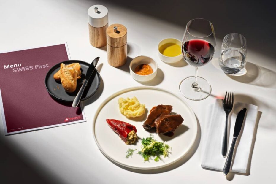 Bocados de ternera estofados con salsa asiática, puré de papas, pimiento del piquillo relleno con ensalada de berenjena y hierbas ©SWISS