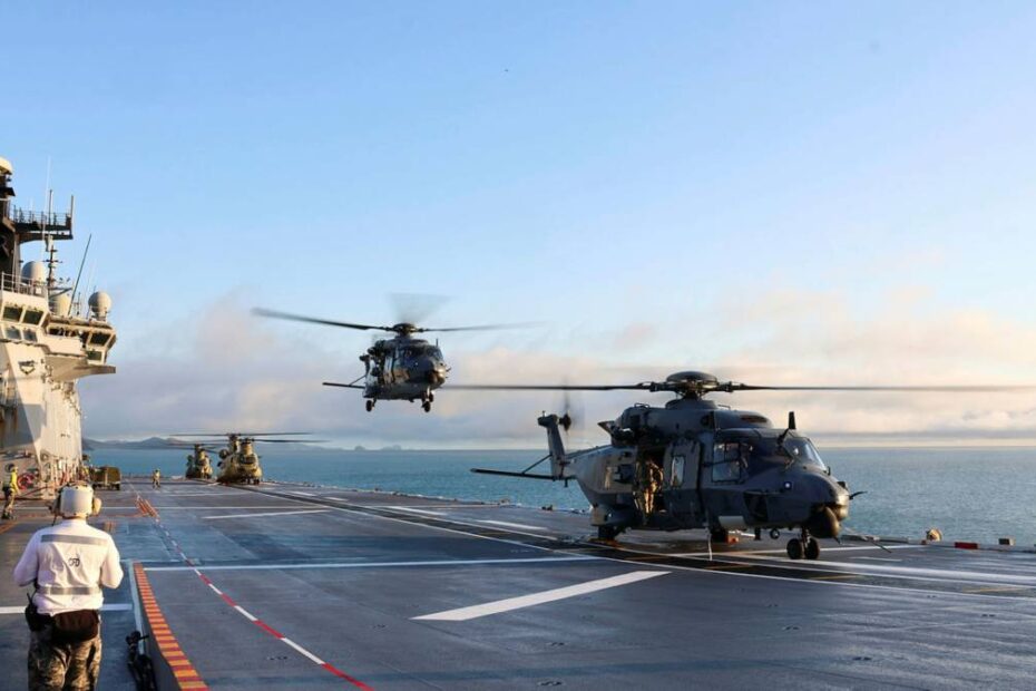 Aeronaves NH-90 de la Real Fuerza Aérea de Nueva Zelanda aterrizan en la cubierta de vuelo del HMAS Canberra durante la operación conjunta combinada de penetración Combined Task Ground 628.1 (CTG 628.1) frente a la costa de Queensland, Australia, durante el ejercicio Talisman Sabre 2025. ©Departamento de Defensa de Australia