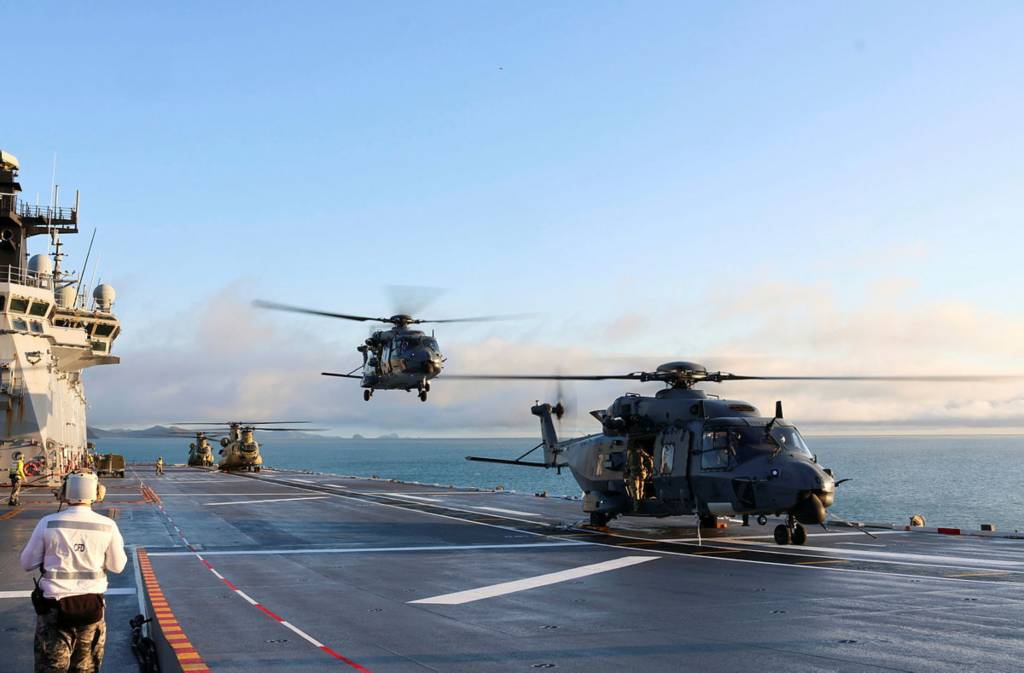 Aeronaves NH-90 de la Real Fuerza Aérea de Nueva Zelanda aterrizan en la cubierta de vuelo del HMAS Canberra durante la operación conjunta combinada de penetración Combined Task Ground 628.1 (CTG 628.1) frente a la costa de Queensland, Australia, durante el ejercicio Talisman Sabre 2025. ©Departamento de Defensa de Australia