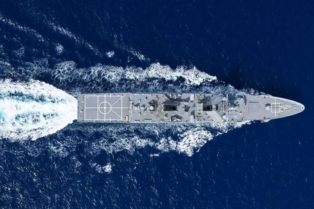 El HMAS Brisbane navega frente a la costa de Papúa Nueva Guinea durante un despliegue de presencia regional. ©Departamento de Defensa de Australia