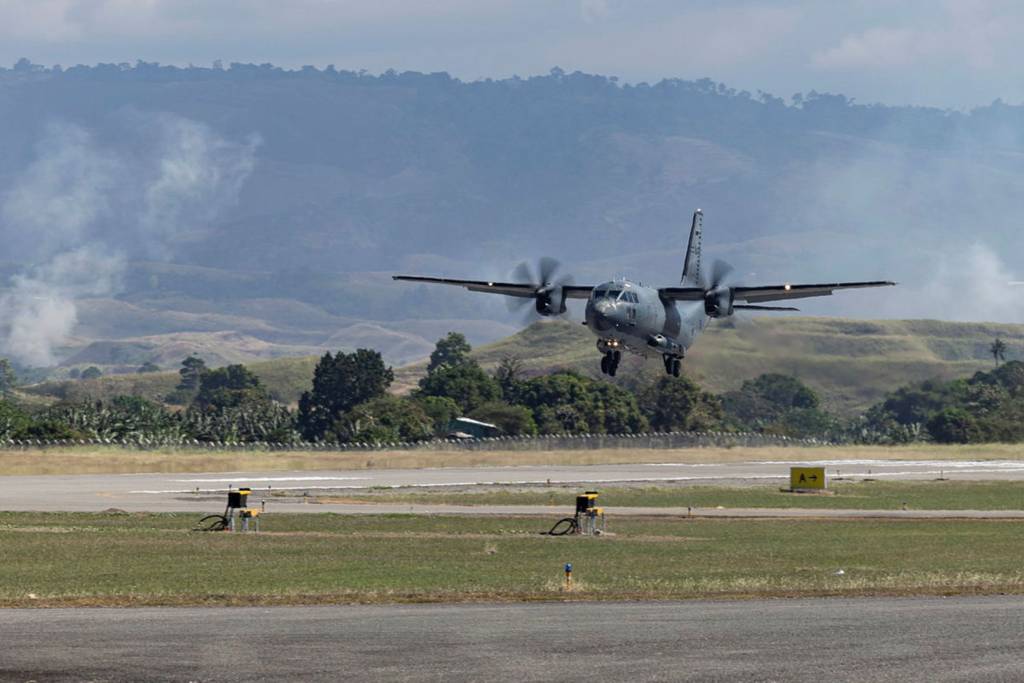 Un avión C-27J Spartan del Escuadrón N.º 35 aterriza en el aeropuerto de Honiara, en las Islas Salomón, durante la Operación Solania 25-3. © Departamento de Defensa de Australia