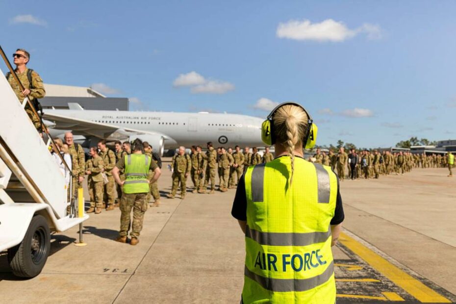 Personal de las Fuerzas Armadas Australianas embarca en un KC-30A de la Real Fuerza Aérea Australiana que sale de la base RAAF Amberley con destino a Filipinas como parte del ejercicio ALON 25. ©Departamento de Defensa de Australia