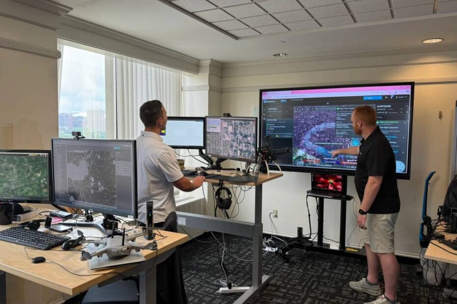 Los empleados de ResilienX Angelo Niforatos, a la izquierda, y Ryan Pleskach, a la derecha, revisan las herramientas de seguridad de la NASA integradas en el sistema comercial de la empresa, el 11 de julio de 2025, en la sede de ResilienX en Syracuse, Nueva York. Crédito de la imagen: ResilienX