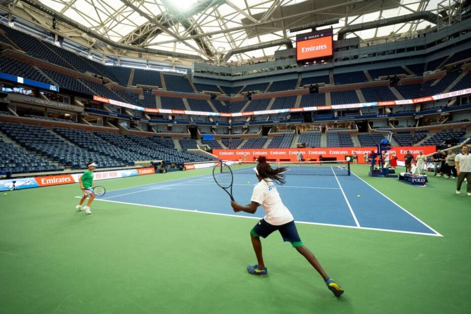 Emirates organizó una clínica de tenis para seis niños de la Kings County Tennis League, con las leyendas del tenis Sloane Stephens y John Isner, en el estadio Arthur Ashe. La iniciativa formaba parte del programa Force for Good de la aerolínea, en colaboración con la Fundación USTA. ©Emirates