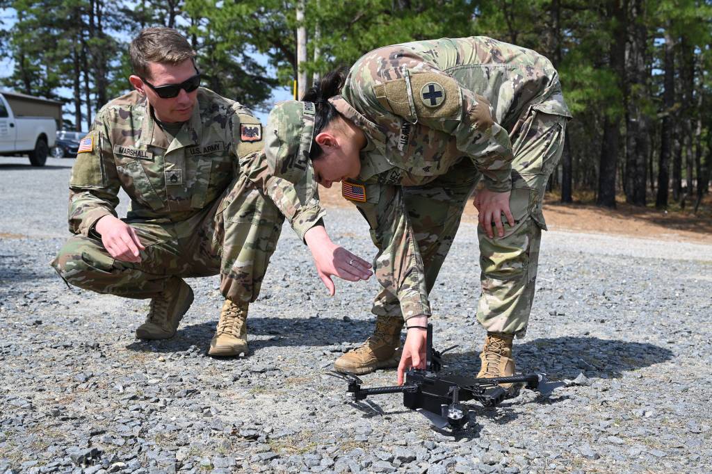 Soldados asignados al 2º Batallón del 254º Regimiento de la Guardia Nacional de Nueva Jersey se entrenan con drones . ©Ejército de EE.UU.