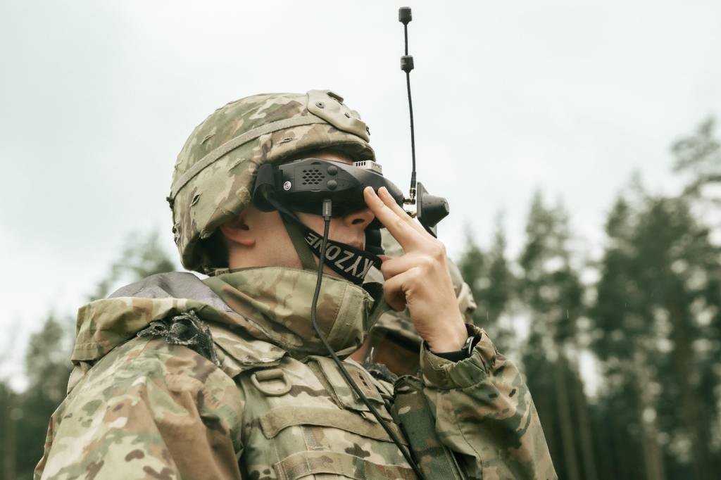 Un paracaidista de la 173ª Brigada Aerotransportada del Ejército de Estados Unidos supervisa la detonación de un dron de visión en primera persona en el Área de Entrenamiento de Pabradė, Lituania, durante una operación conjunta de entrada forzada como parte de Swift Response 25, el 18 de mayo de 2025. ©US Army