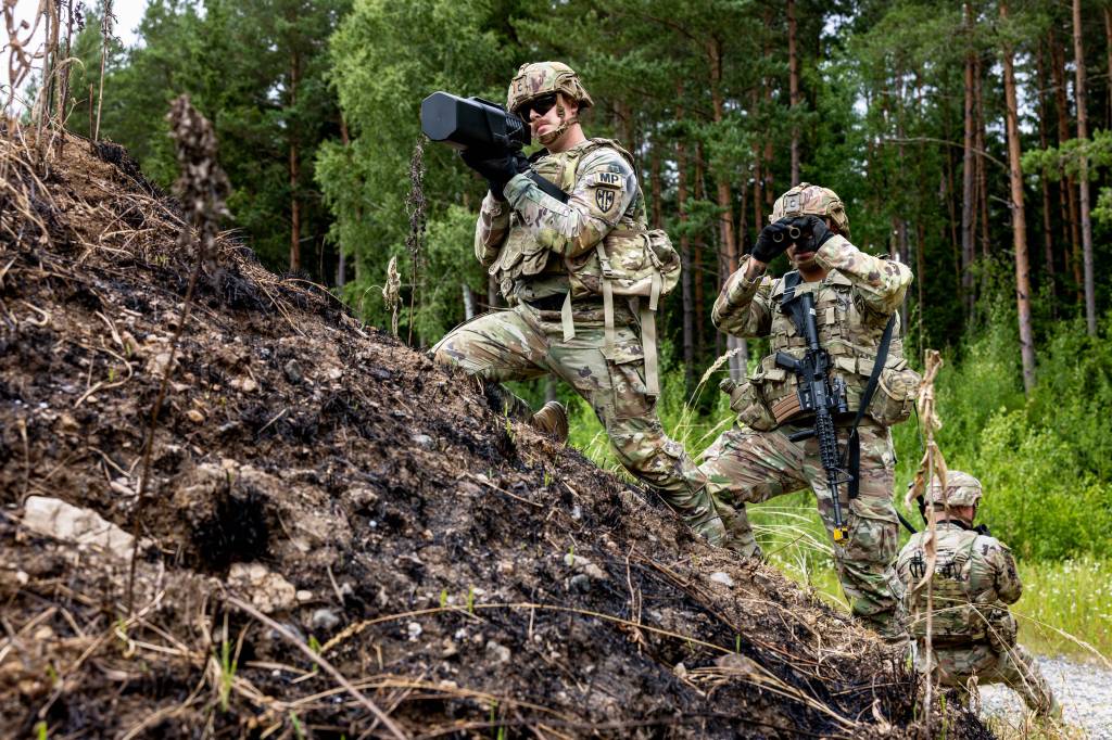 El sargento Michael Lezama y su escuadrón utilizan un Dronebuster para simular el derribo de un sistema de aeronaves no tripuladas durante un entrenamiento en la Guarnición Baviera del Ejército de los Estados Unidos, Alemania, el 8 de julio de 2025. ©US Army