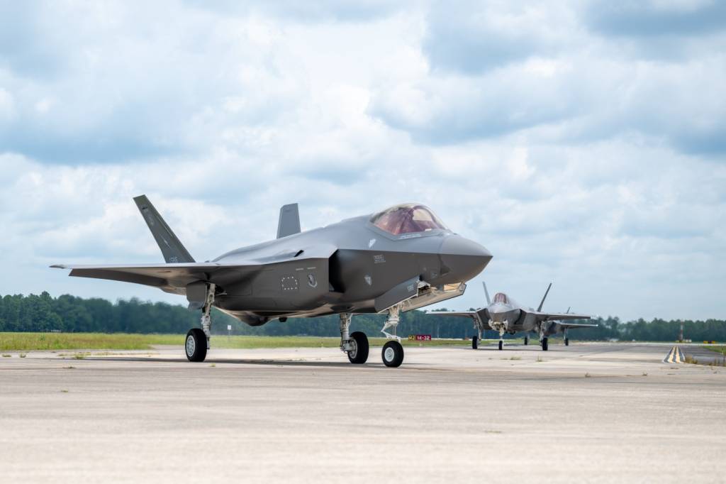 El primer avión F-35A Lightning II asignado de forma permanente al 125.º Ala de Caza de la Guardia Aérea Nacional de Florida rueda por la pista de aterrizaje tras aterrizar en la Base de la Guardia Aérea Nacional de Jacksonville, Florida, el 9 de julio de 2025. La entrega marca un hito clave en la transición continua del ala al F-35, iniciando la llegada gradual de aviones con el distintivo de la unidad en la cola. Como una de las unidades más nuevas de la Guardia Nacional Aérea en utilizar el caza de quinta generación, el ala mejora la capacidad de la Fuerza Aérea para proporcionar una potencia aérea de combate ágil en apoyo de las operaciones de Estados Unidos y sus aliados en todo el mundo. Foto de la ANG por: Sargento Jacob Hancock