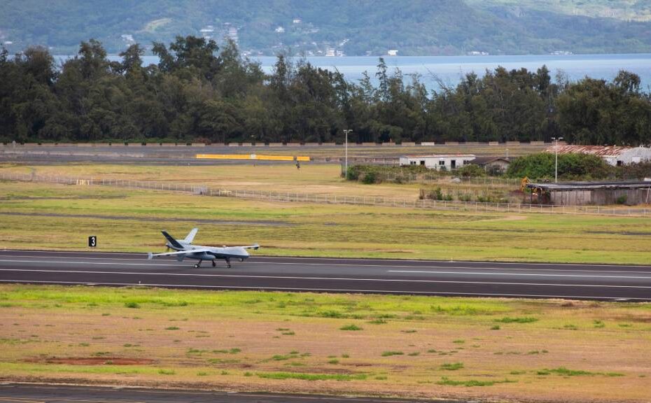 Un MQ-9A Reaper asignado al 163.º Ala de Ataque de la Guardia Nacional Aérea de California aterriza en la Base del Cuerpo de Marines de Hawái, Hawái, mientras se dirige a un entrenamiento integrado de la coalición con socios del Indo-Pacífico para practicar y evaluar objetivos de seguridad compartidos el 16 de julio de 2025. Foto de la ANG por el sargento Austin Harvill.