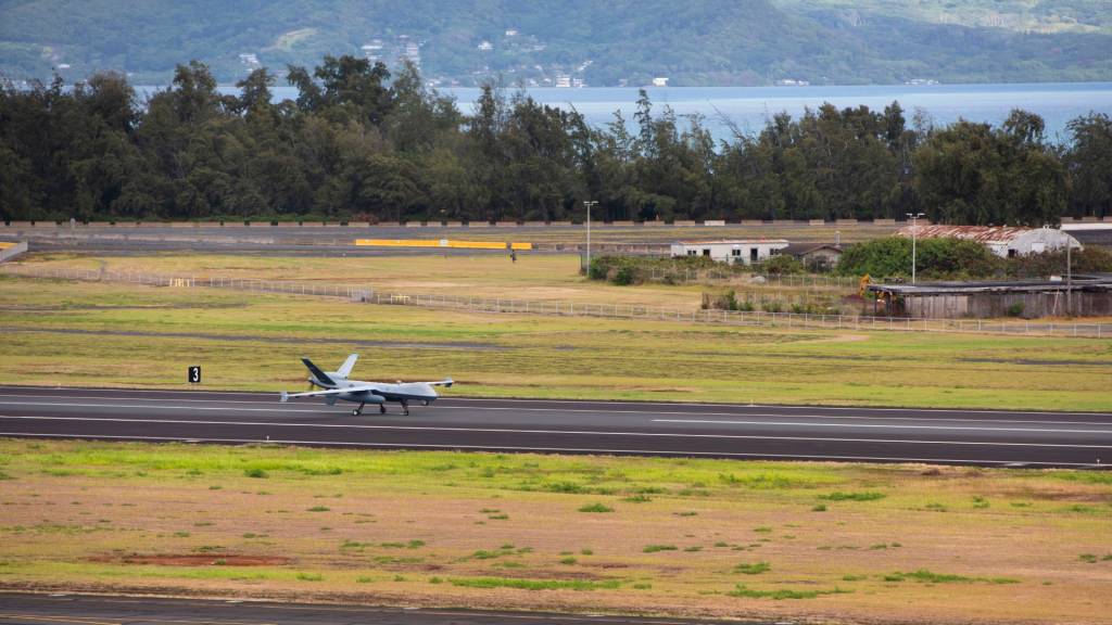 Un MQ-9A Reaper asignado al 163.º Ala de Ataque de la Guardia Nacional Aérea de California aterriza en la Base del Cuerpo de Marines de Hawái, Hawái, mientras se dirige a un entrenamiento integrado de la coalición con socios del Indo-Pacífico para practicar y evaluar objetivos de seguridad compartidos el 16 de julio de 2025. Foto de la ANG por el sargento Austin Harvill.