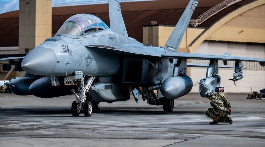 Personal de la Marina de los EE.UU. realiza comprobaciones previas al vuelo de un EA-18G Growler asignado al Escuadrón de Ataque Electrónico (VAQ) 138 antes de rodar durante Red Flag-Alaska 25-3 en la Base Aérea Eielson, Alaska, 22 de julio de 2025. RF-A proporciona oportunidades únicas de entrenamiento para integrar varias fuerzas en el entrenamiento conjunto, de coalición y multilateral desde bases operativas avanzadas simuladas. (Foto de la Fuerza Aérea de EE.UU. por la aviadora superior Alexzandra Gracey)