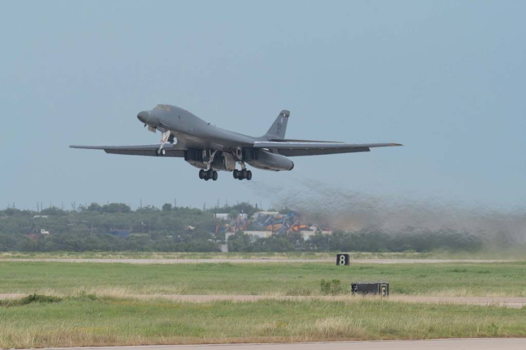 Un B-1B Lancer despega de la Base Aérea Dyess, Texas, el 23 de julio de 2025, para participar en el ejercicio Red Flag-Nellis 25-3. Durante el Red Flag, las tripulaciones de la Base Aérea Dyess realizaron salidas diarias desde Texas a Nevada, ejecutando misiones de ataque simuladas en un entorno conflictivo y de alto riesgo. (Fotografía de la Fuerza Aérea de los Estados Unidos realizada por el aviador Caleb Schellenberg)