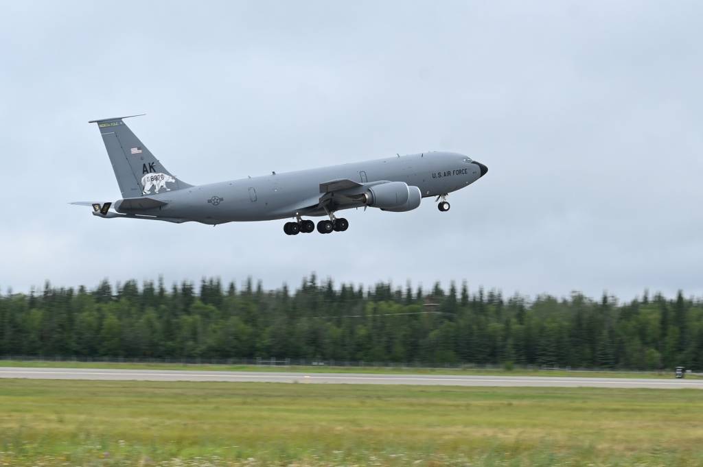 Un avión cisterna KC-135 Stratotanker del Ala 168 inicia operaciones de reabastecimiento aéreo rápido durante el ejercicio Arctic Raven 25-1 en apoyo del ejercicio Resolute Force Pacific (REFORPAC). Operando en entornos austeros y desafiantes, el Ala 168 de la Guardia Nacional Aérea de Alaska proporciona un apoyo crítico de reabastecimiento aéreo para el ejercicio de entrenamiento multilateral organizado por las Fuerzas Aéreas del Pacífico de los Estados Unidos. REFORPAC 25 es el mayor ejercicio de respuesta a crisis de la Fuerza Aérea hasta la fecha en el Pacífico, diseñado para proporcionar capacidades rápidas y escalables en toda la región INDOPACOM y demostrar el mando y control del empleo ágil en combate (ACE). Foto de la ANG por la sargento mayor Julie Avey.