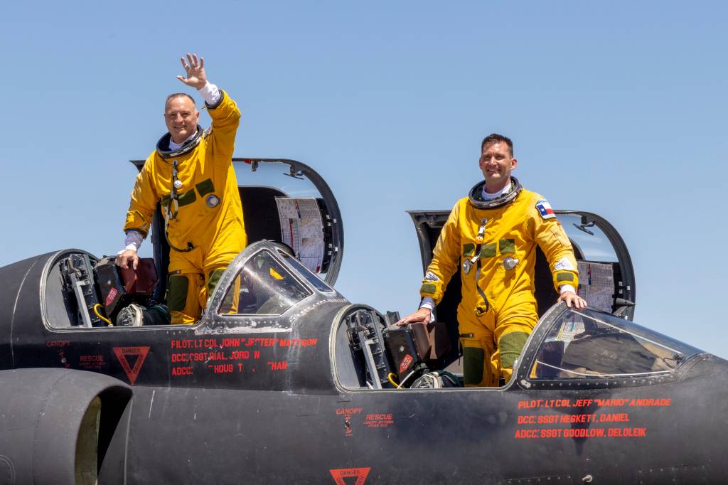 Cory «ULTRALORD» Bartholomew, oficial de seguridad de vuelo asignado al 1er Escuadrón de Reconocimiento y piloto instructor del U-2, y el Teniente Coronel «JETHRO», piloto instructor del 1er RS y piloto jefe del U-2, celebran tras aterrizar un TU-2S Dragon Lady del 9º Ala de Reconocimiento en la Base Aérea Beale, California, el 1 de agosto de 2025. El vuelo de «ULTRALORD» y «JETHRO» tuvo lugar en el 70 aniversario del primer vuelo del U-2 y batió los récords de resistencia del U-2, volando más de 14 horas y recorriendo más de 6.000 millas náuticas. Este vuelo puso a prueba las capacidades del U-2 y de sus pilotos hasta el límite y demostró la capacidad de Beale AFB como plataforma de proyección de poder para responder rápidamente a las acciones del adversario en cualquier parte del mundo. (Foto de la Fuerza Aérea de EE.UU. por el aviador Frederick A. Brown)