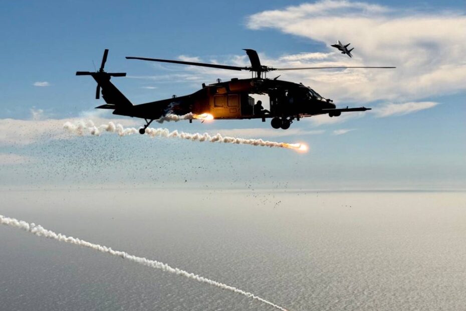 Un helicóptero HH-60G Pave Hawk asignado al 129.º Escuadrón de Rescate de la Guardia Aérea Nacional de California lanza bengalas de contramedida mientras un F-15D Eagle del 144.º Ala de Caza de la Guardia Aérea Nacional de California maniobra sobre él durante un vuelo de prueba conjunto sobre el agua, el 20 de agosto de 2025. El ejercicio evaluó la eficacia de las contramedidas en un entorno marítimo y evaluó las capacidades defensivas de los helicópteros frente a las amenazas aéreas modernas. (Foto cortesía)