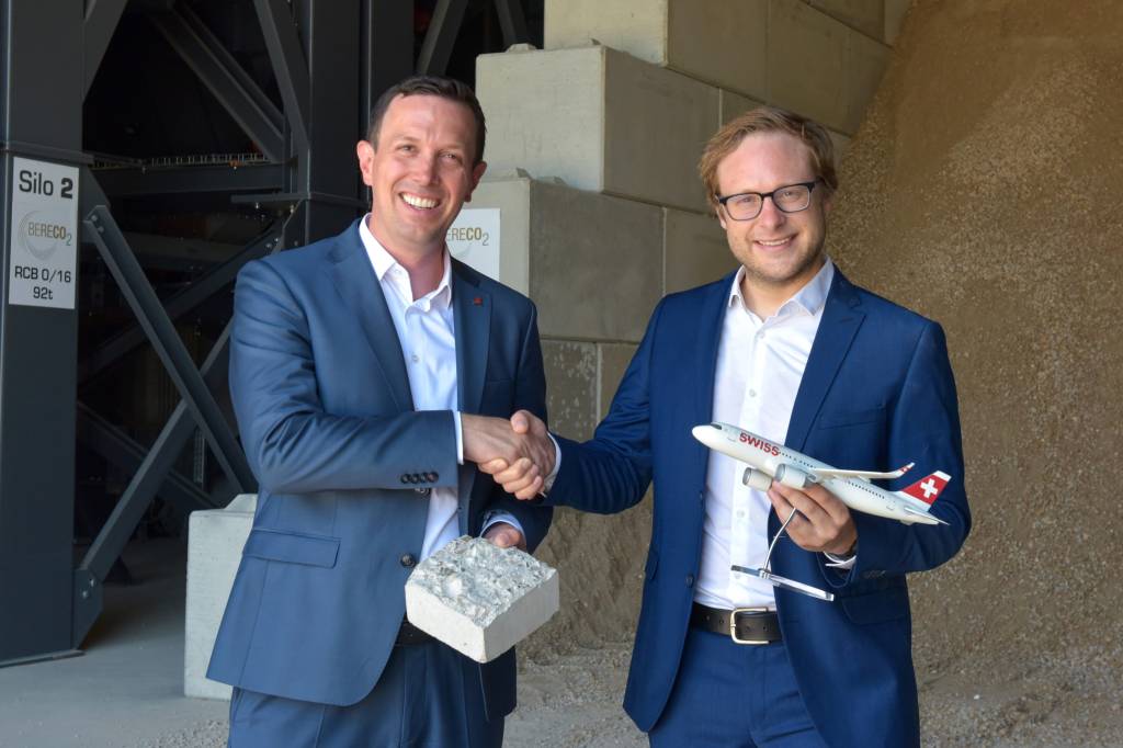 Jens Fehlinger, director general de SWISS, y Valentin Gutknecht, cofundador y codirector general de neustark, visitando el almacén de CO₂ situado en las instalaciones del grupo Bereuter en Volketswil. Imagen SWISS