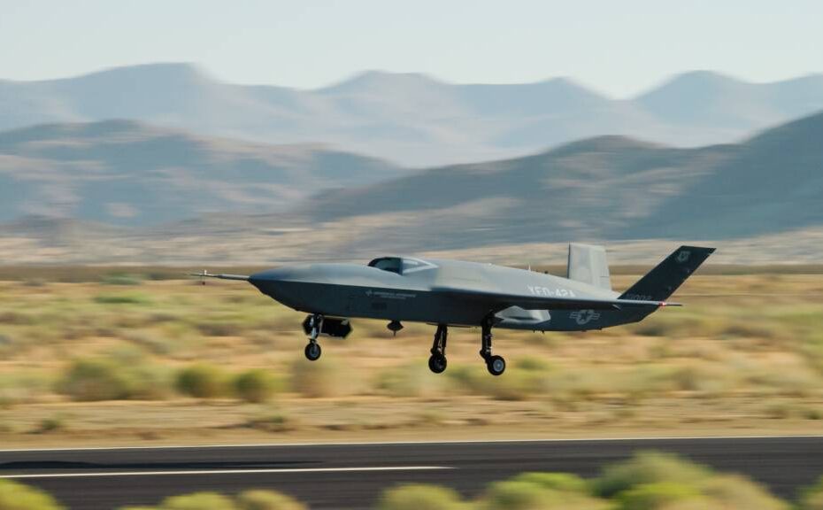 La Collaborative Combat Aircraft YFQ-42A despega durante unas pruebas de vuelo en un centro de pruebas de California. El avión se desarrolló en colaboración con General Atomics como parte del esfuerzo de la Fuerza Aérea por acelerar la entrega de aviones asequibles y semiautónomos. (Foto cortesía)