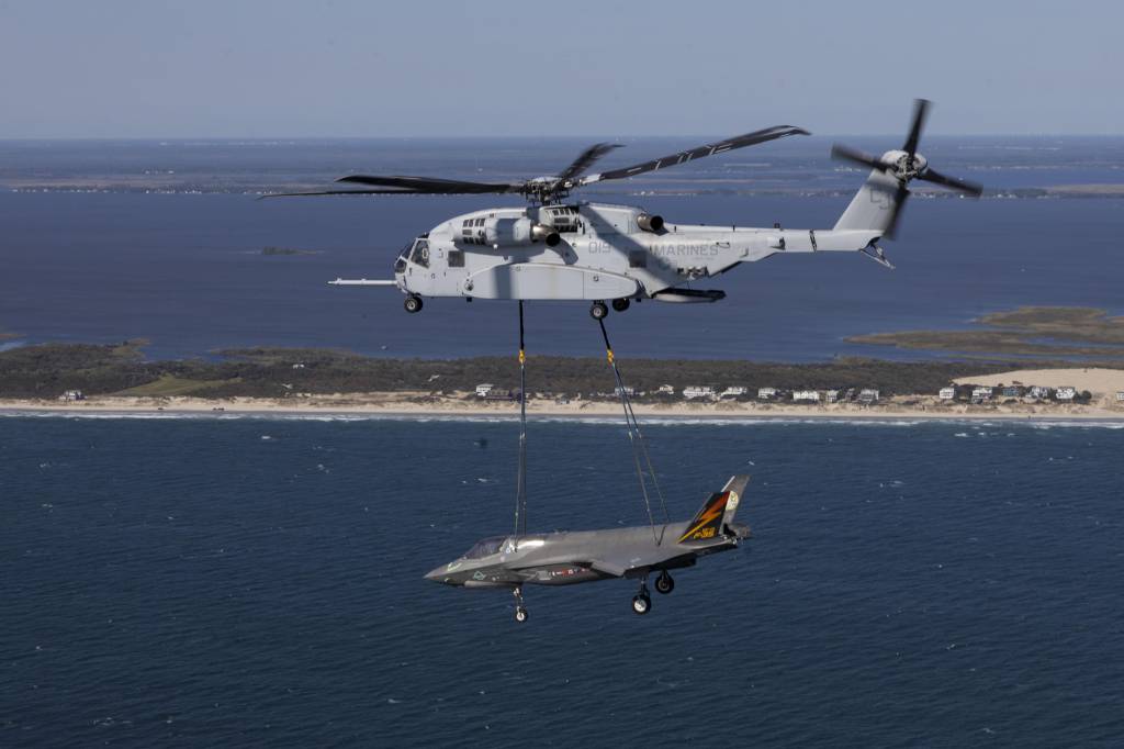 Marines estadounidenses del Escuadrón de Helicópteros Pesados (HMH) 461, Grupo Aéreo 29, 2.ª Ala Aérea (MAW), transportan un F-35B Lightning II cerca de la Estación Aérea Naval de Patuxent River, Maryland, el 27 de agosto de 2025. El F-35, conocido como BF-1, fue el primer F-35 en realizar un aterrizaje vertical y fue transportado a la Base Aérea del Cuerpo de Marines de Beaufort, Carolina del Sur, para su uso como exposición estática permanente. (Fotografía del Cuerpo de Marines de los Estados Unidos realizada por el soldado de primera clase Bryan Giraldo).