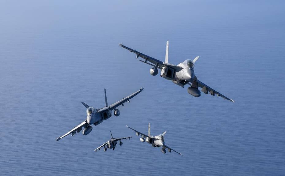 Una formación de aviones «Dust Devils» del Escuadrón de Pruebas y Evaluación Aérea (VX) 31, que incluye un EA-18G Growler, un AV-8B Harrier II+, un F/A-18E Super Hornet y un F/A-18D Hornet, sobrevuela el Sea Range de Point Mugu en California durante un ejercicio fotográfico. Estas aeronaves demuestran el compromiso de la División de Armamento del Centro de Guerra Aérea Naval de mejorar las capacidades de la flota mediante pruebas rigurosas y apoyo operativo. ©US Navy