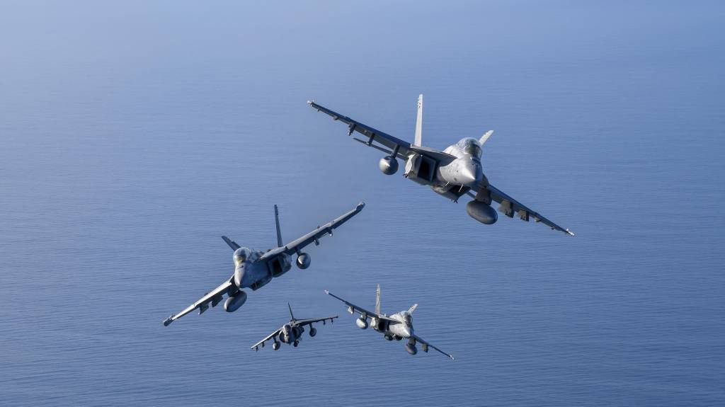 Una formación de aviones «Dust Devils» del Escuadrón de Pruebas y Evaluación Aérea (VX) 31, que incluye un EA-18G Growler, un AV-8B Harrier II+, un F/A-18E Super Hornet y un F/A-18D Hornet, sobrevuela el Sea Range de Point Mugu en California durante un ejercicio fotográfico. Estas aeronaves demuestran el compromiso de la División de Armamento del Centro de Guerra Aérea Naval de mejorar las capacidades de la flota mediante pruebas rigurosas y apoyo operativo. ©US Navy