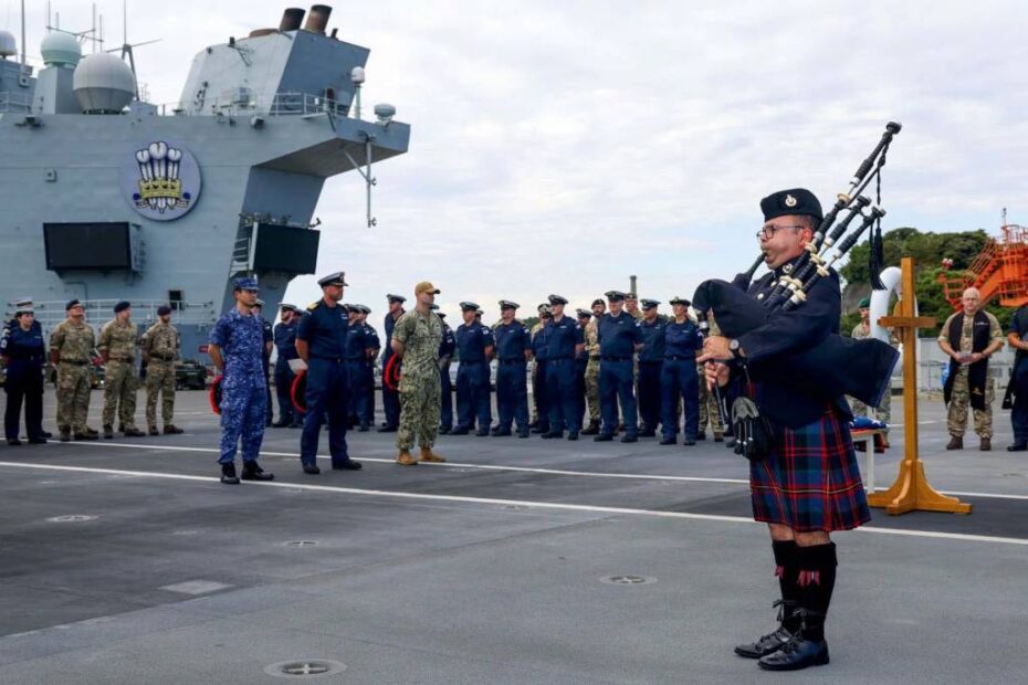 Un músico de los Royal Marines toca la gaita durante la ceremonia del Día de la Victoria sobre Japón a bordo del HMS Prince of Wales. ©Royal Navy