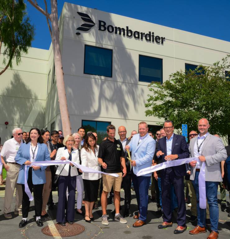 Los directivos, empleados, funcionarios locales y líderes comunitarios de Bombardier celebran la reciente reubicación de la planta de fabricación de componentes de Los Ángeles. ©Bombardier