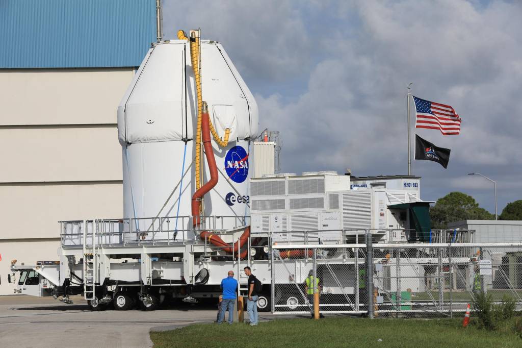 Los equipos se preparan para trasladar la nave espacial Orión Artemis II de la NASA desde la Instalación de Procesamiento de Cargas Múltiples a la Instalación del Sistema de Lanzamiento Abortado en el Centro Espacial Kennedy de la agencia en Florida el domingo 10 de agosto de 2025. NASA/Kim Shiflett