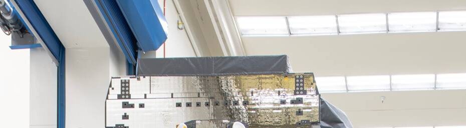 Los miembros del equipo de Boeing trasladan el satélite SNL terminado a través de la fábrica de El Segundo, California, para prepararlo para su embalaje y envío. (Foto de Boeing tomada por Diane Prendergast)