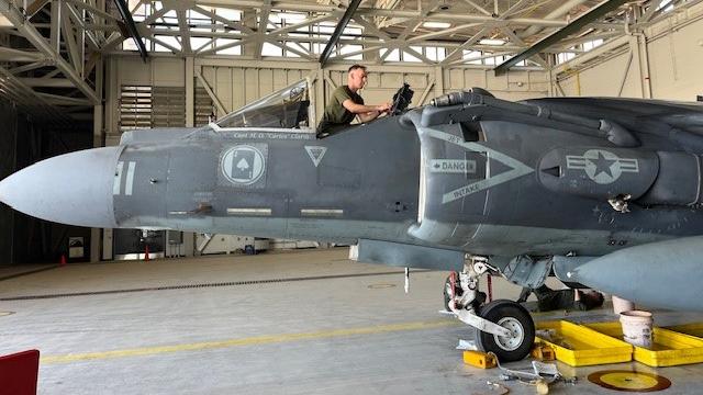 Marines del Escuadrón de Ataque de Marines (VMA) 231 trabajan para desmilitarizar el AV-8B Harrier II+ número de oficina 165428 en preparación para su exhibición pública en la Estación Aérea del Cuerpo de Marines de Yuma, Arizona, en junio. ©US Navy