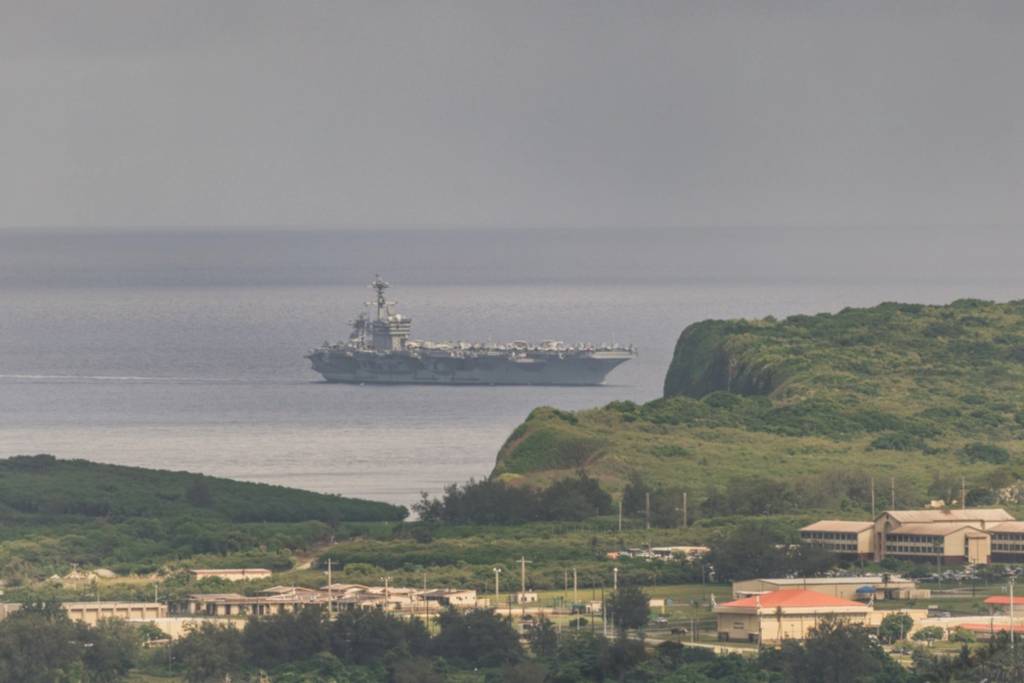 APRA HARBOR, Guam. El portaaviones de clase Nimitz USS George Washington (CVN 73) llega a Guam para una visita programada al puerto, el 17 de agosto. El George Washington es el principal portaaviones de despliegue avanzado de la Marina de los Estados Unidos, un símbolo de larga data del compromiso de los Estados Unidos de mantener una región Indo-Pacífica libre y abierta, operando junto a aliados y socios en toda el área de responsabilidad de la Séptima Flota de los Estados Unidos. (Foto de la Marina de los EE.UU. por William J. Busby III)