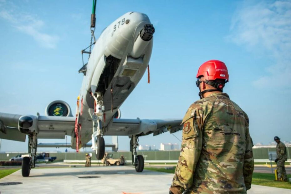 Un aviador de la Fuerza Aérea de los Estados Unidos guía un avión A-10 Thunderbolt II hasta su posición final en Camp Humphreys, Corea del Sur, el 2 de agosto de 2025. Los aviadores de la Fuerza Aérea de los Estados Unidos del 25.º Escuadrón de Generación de Cazas y del 51.º Escuadrón de Mantenimiento colaboraron con los soldados del Ejército de los Estados Unidos de la 2.ª Brigada de Aviación de Combate, la 2.ª División Combinada de Infantería de Corea del Sur y Estados Unidos y el personal de la Guarnición Humphreys del Ejército de los Estados Unidos para instalar el avión fuera de servicio en una rotonda. (Foto del Ejército de los Estados Unidos por Richard Kim)
