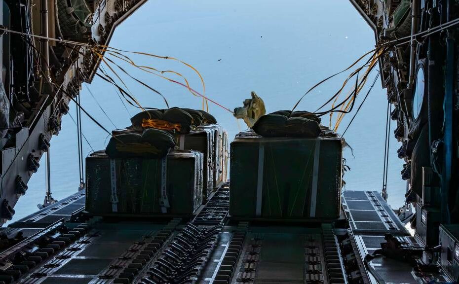 Lanzamiento de suministros de socorro desde un avión de transporte de las fuerzas aéreas A400M sobre la Franja de Gaza. Los palés, repletos de alimentos y productos médicos, descienden a tierra en paracaídas. Fuerzas Armadas alemanas/Francis Hildemann