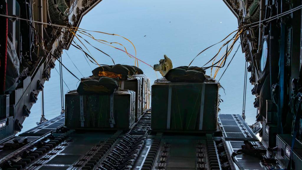 Lanzamiento de suministros de socorro desde un avión de transporte de las fuerzas aéreas A400M sobre la Franja de Gaza. Los palés, repletos de alimentos y productos médicos, descienden a tierra en paracaídas. Fuerzas Armadas alemanas/Francis Hildemann