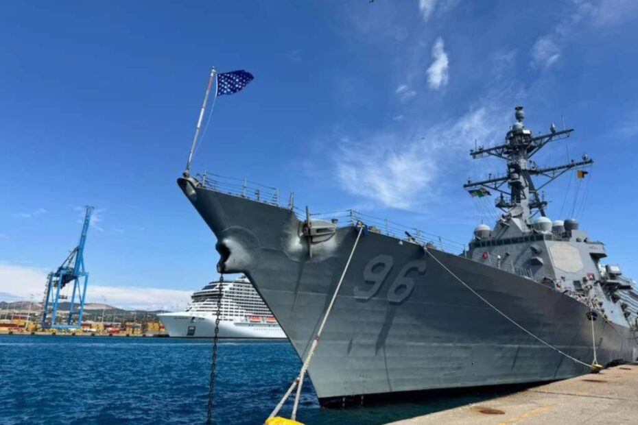 CIVITAVECCHIA, Italia - El destructor de misiles guiados de clase Arleigh Burke USS Bainbridge (DDG 96) llega a Civitavecchia, Italia, para una visita programada al puerto, el 3 de agosto de 2025. El Bainbridge, que forma parte del Segundo Escuadrón de Destructores y del Grupo de Ataque Doce de Portaaviones, se encuentra en un despliegue programado en la zona de operaciones de la 6ª Flota de los Estados Unidos para apoyar la eficacia, letalidad y preparación de las Fuerzas Navales de los Estados Unidos en Europa-África y defender los intereses de los Estados Unidos, los aliados y sus socios en la región. (Foto de cortesía de la Marina de los EE.UU.)
